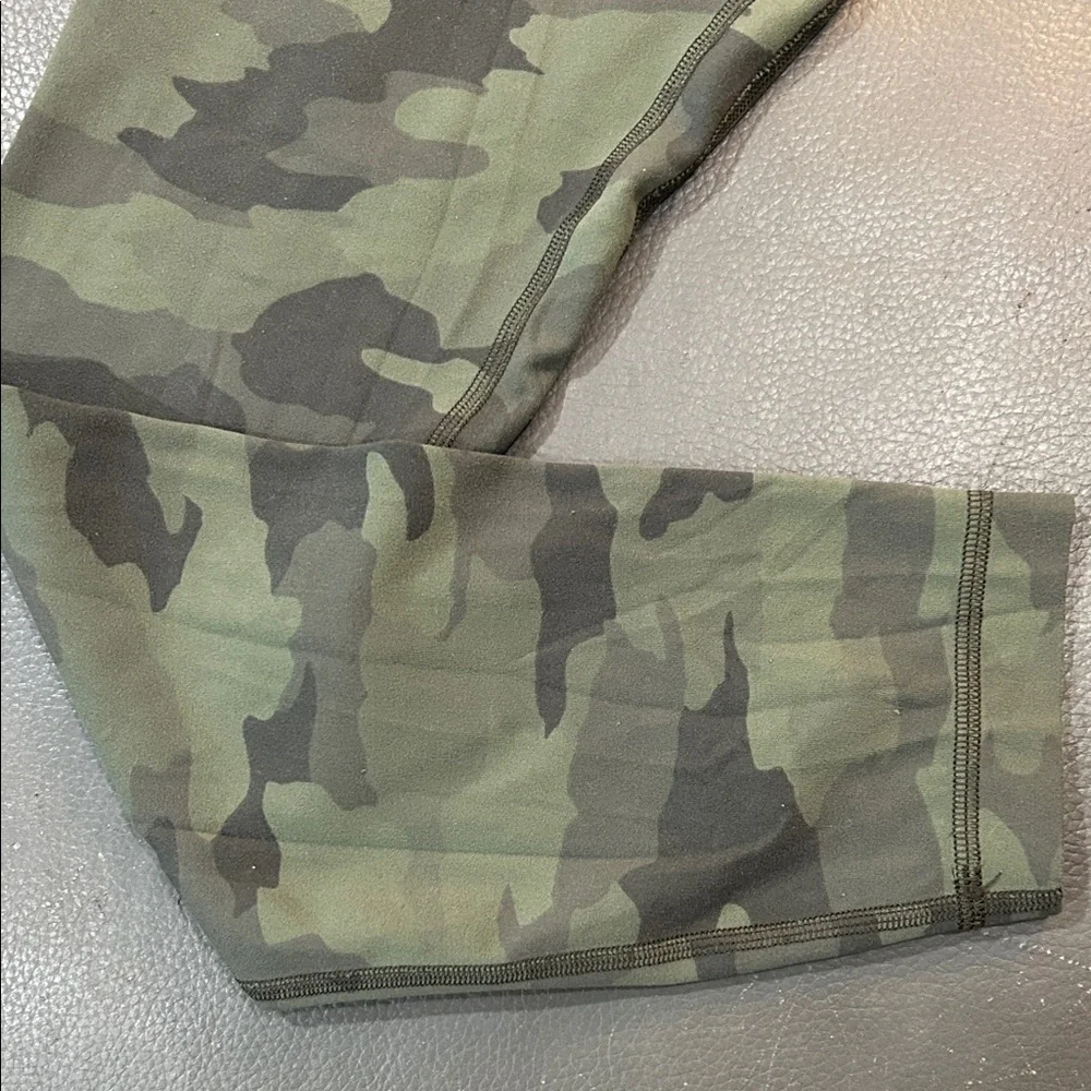 Lululemon Wunder Under High-Rise 25”Legging. Size 6, green camo - Picture 3 of 6
